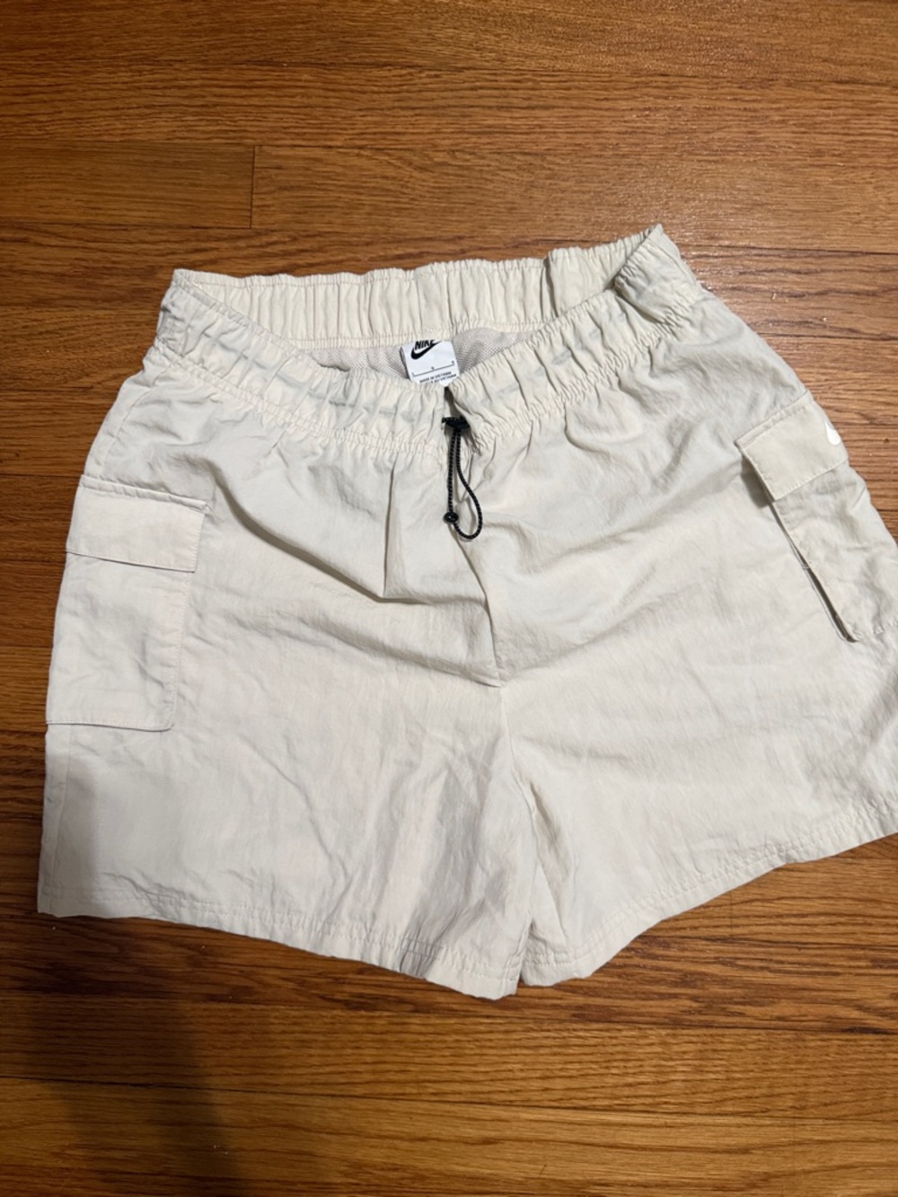 Nike Women's Woven High-Rise Shorts
Light Orewood Brown/Sail - Size L